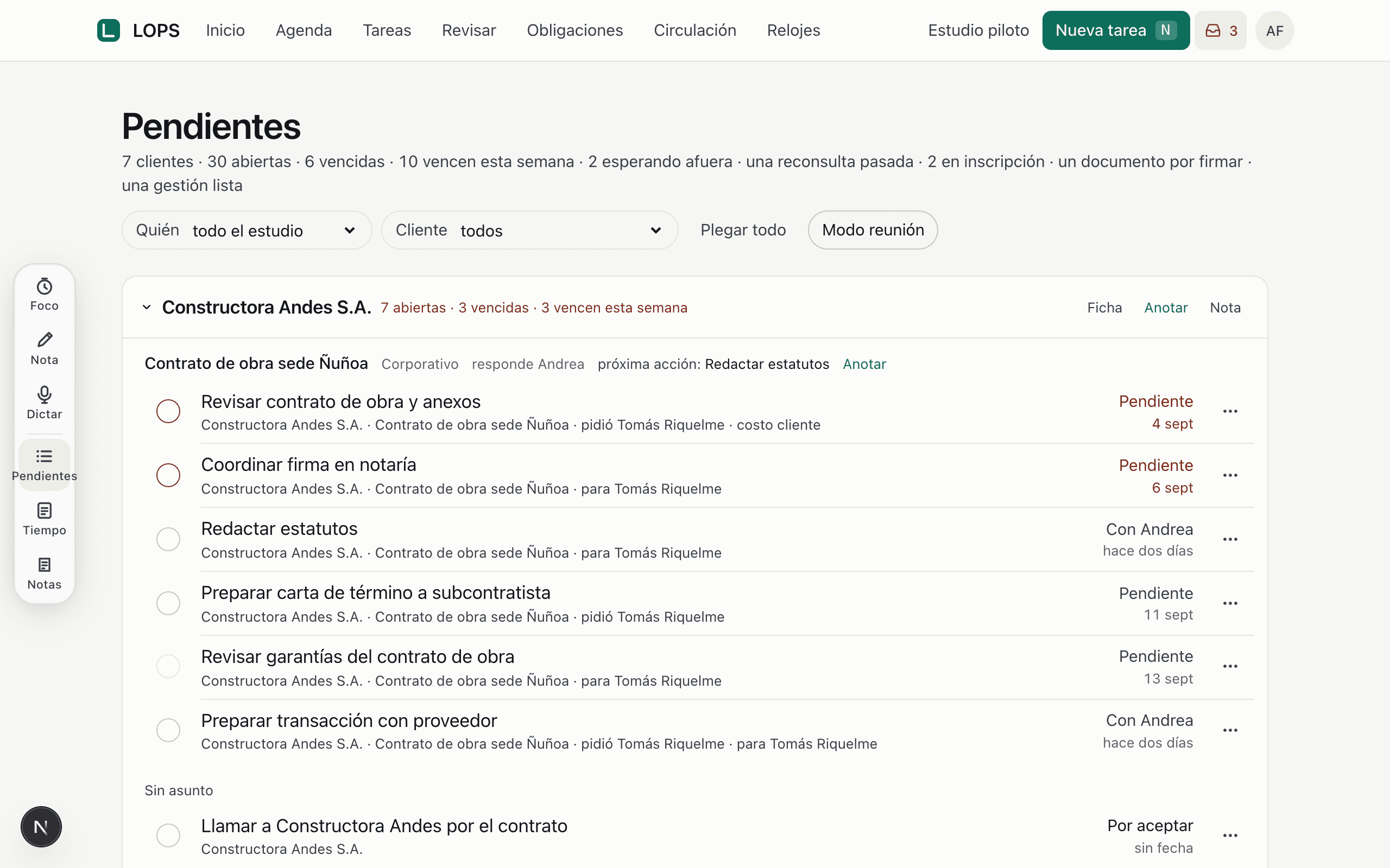 La revisión de pendientes con un bloque por cliente: tareas abiertas, esperas, gestiones en inscripción y lo ya cumplido.